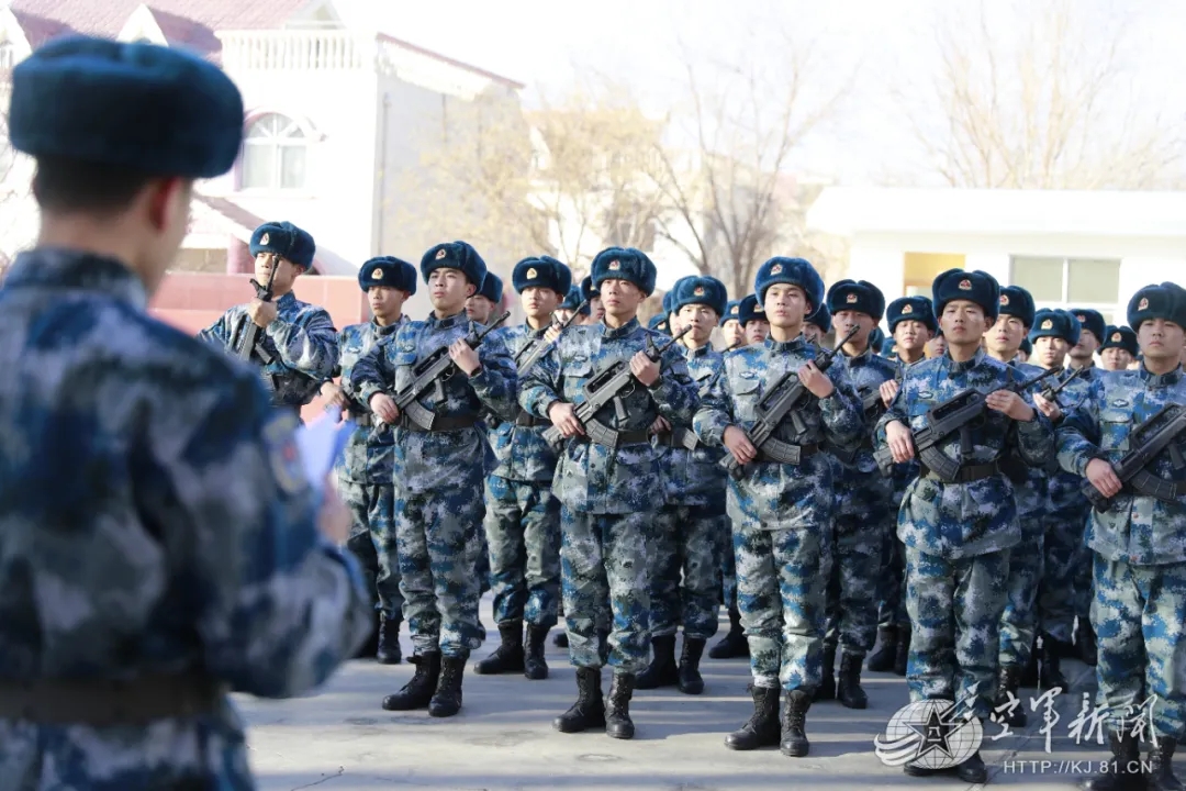 空军某试训基地某部警卫连举行新兵授枪仪式