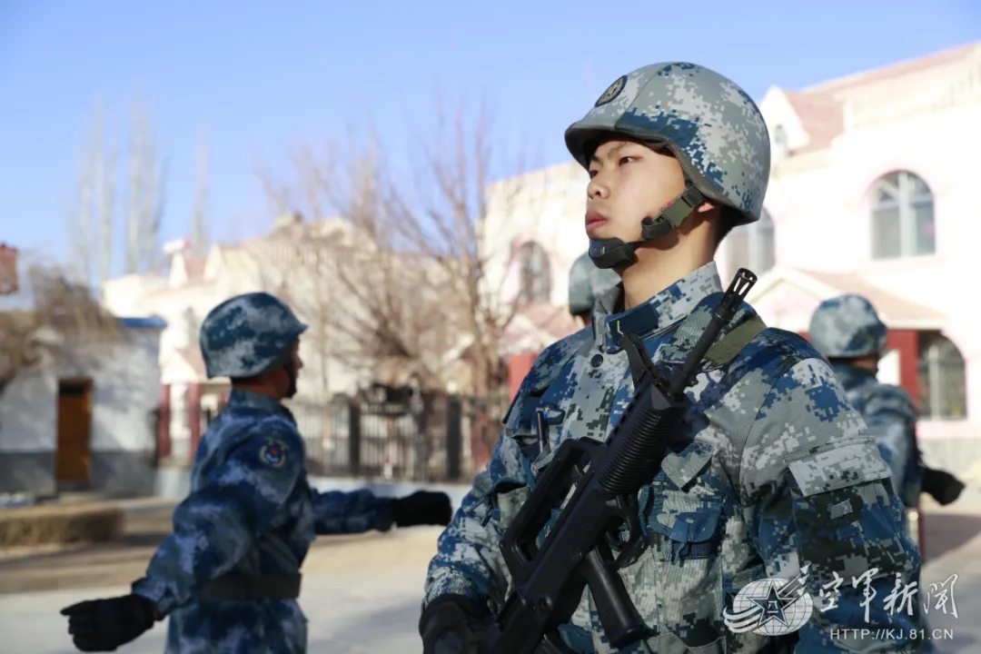 空军某试训基地某部警卫连举行新兵授枪仪式