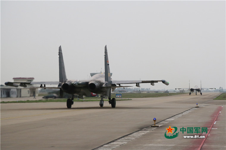 南部战区空军组织跨昼夜飞行训练