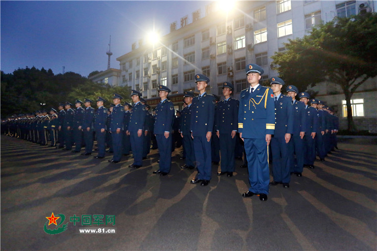 战区空军机关全体官兵参加升国旗仪式.