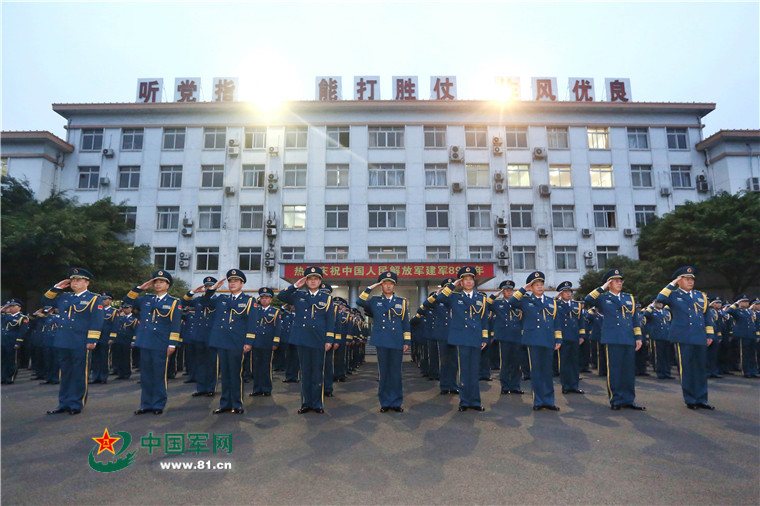 西部战区空军党委常委向国旗敬礼.