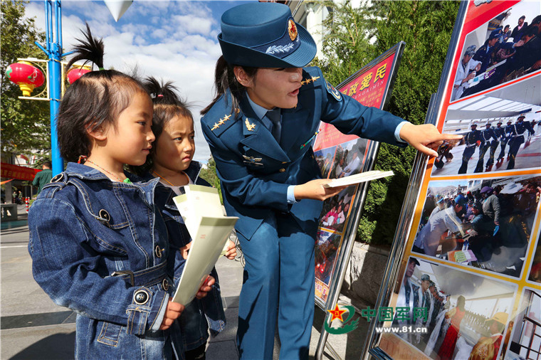 驻藏空军国防宣传有特色请福利院的孩子们进军营