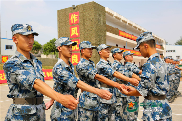 10月27日,中部战区空军某新训旅,一名班长纠正新兵动作. 李明 摄