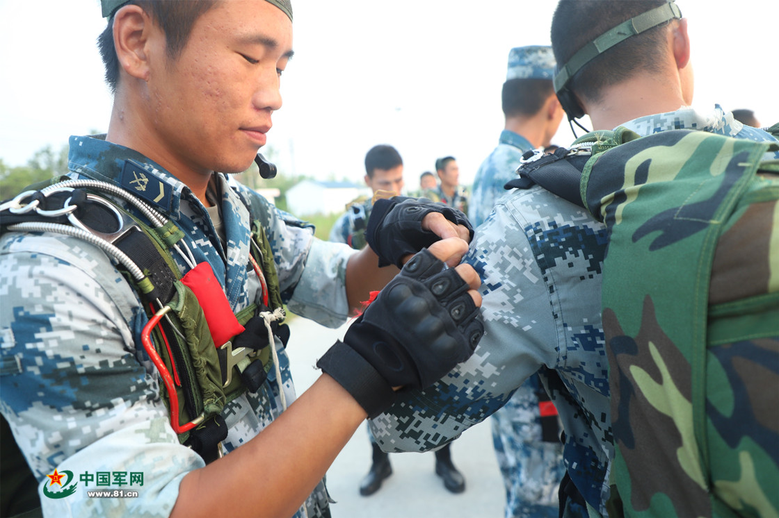 空军 空降兵气象引导集训 伞花朵朵绽放 来源: 中国军网 作者:陈学平