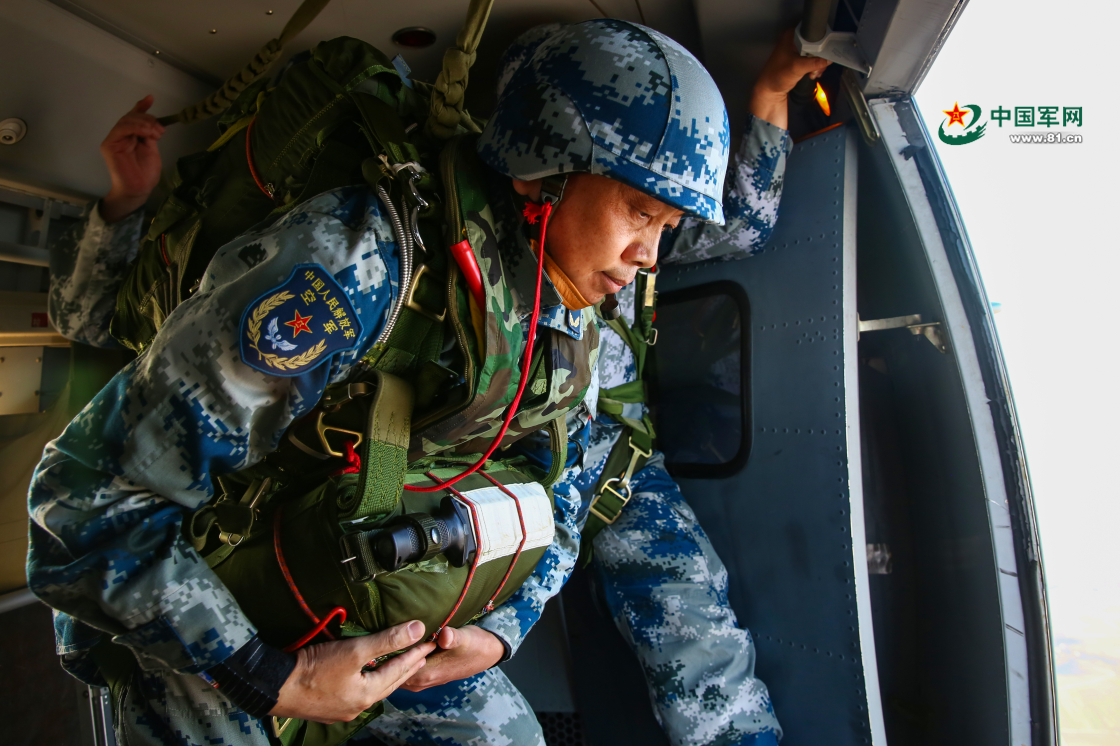 中国空军 空降兵某军百余名将校军官带头开展跳伞训练 来源: 中国军网