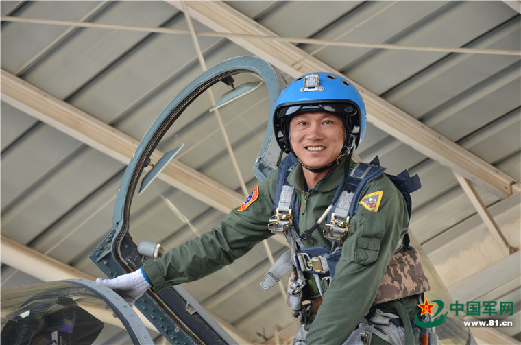 舰载机梯队飞行员徐爱平驾驶舰载飞鲨的刀尖舞者