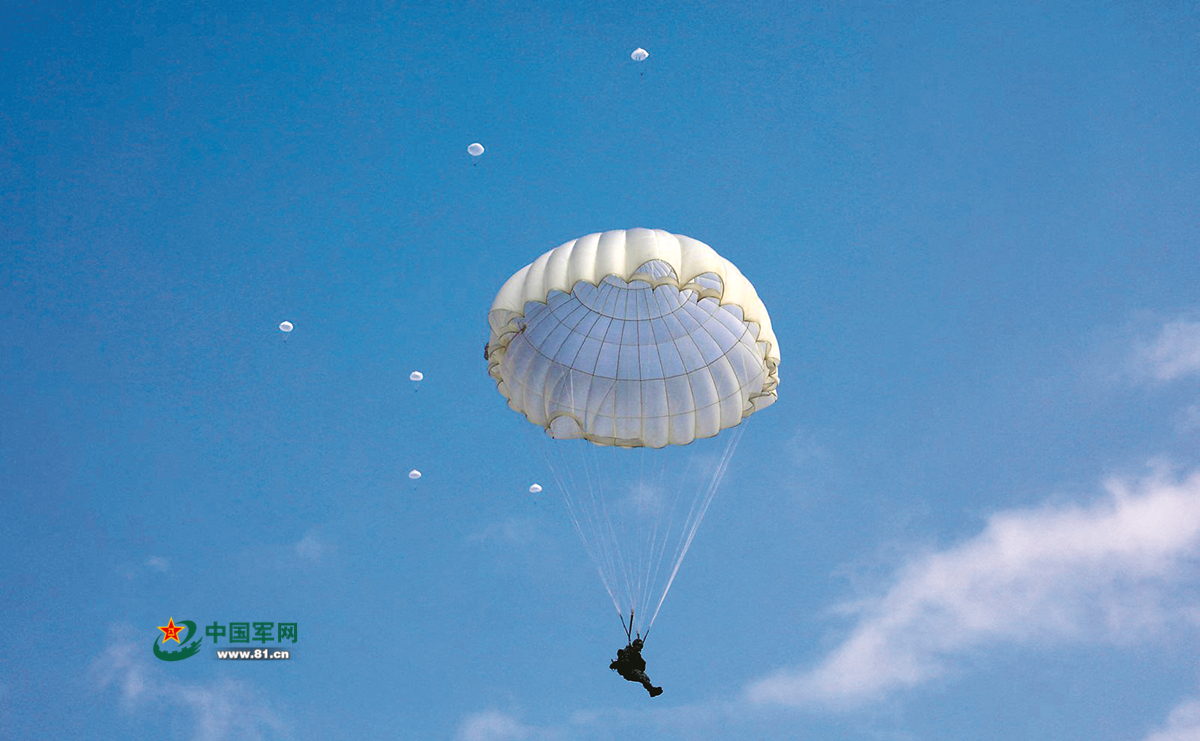 雏鹰展翅空降兵新兵首次参加跳伞训练