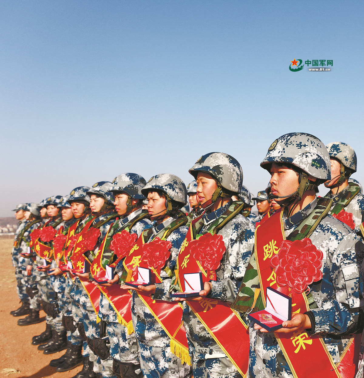 中国空军 雏鹰展翅:空降兵新兵首次参加跳伞训练 来源: 中国军网综合