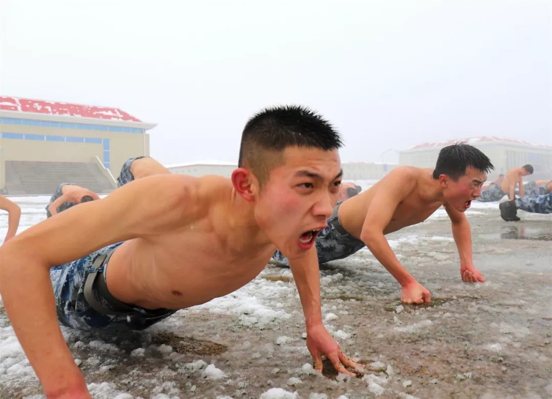 数九寒冬赤膊上阵!兵哥哥和风雪融为一体 中国军网