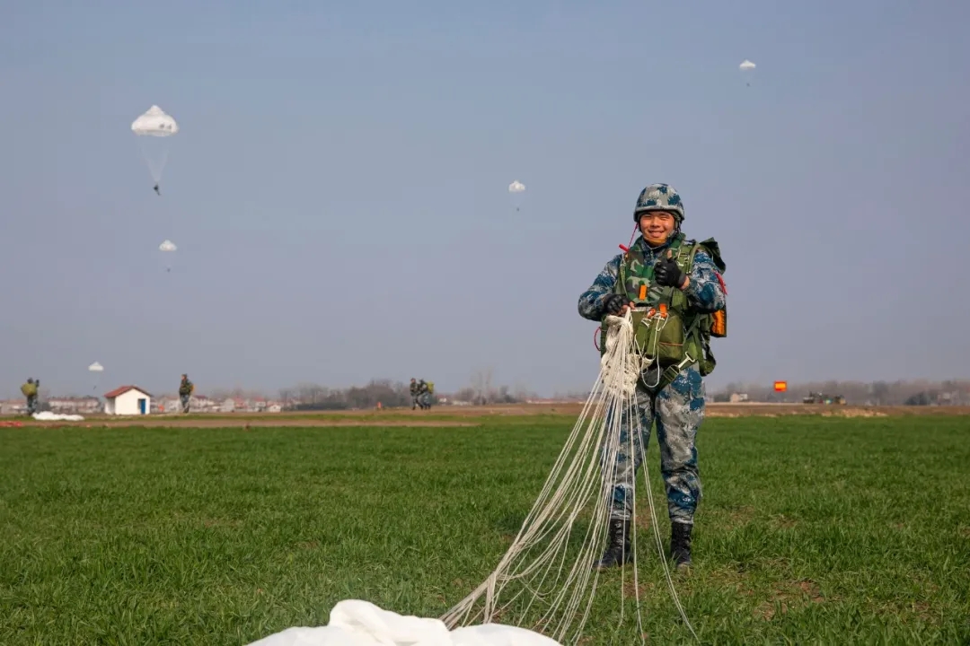 向着成为一名合格的空降兵蓄力奋进