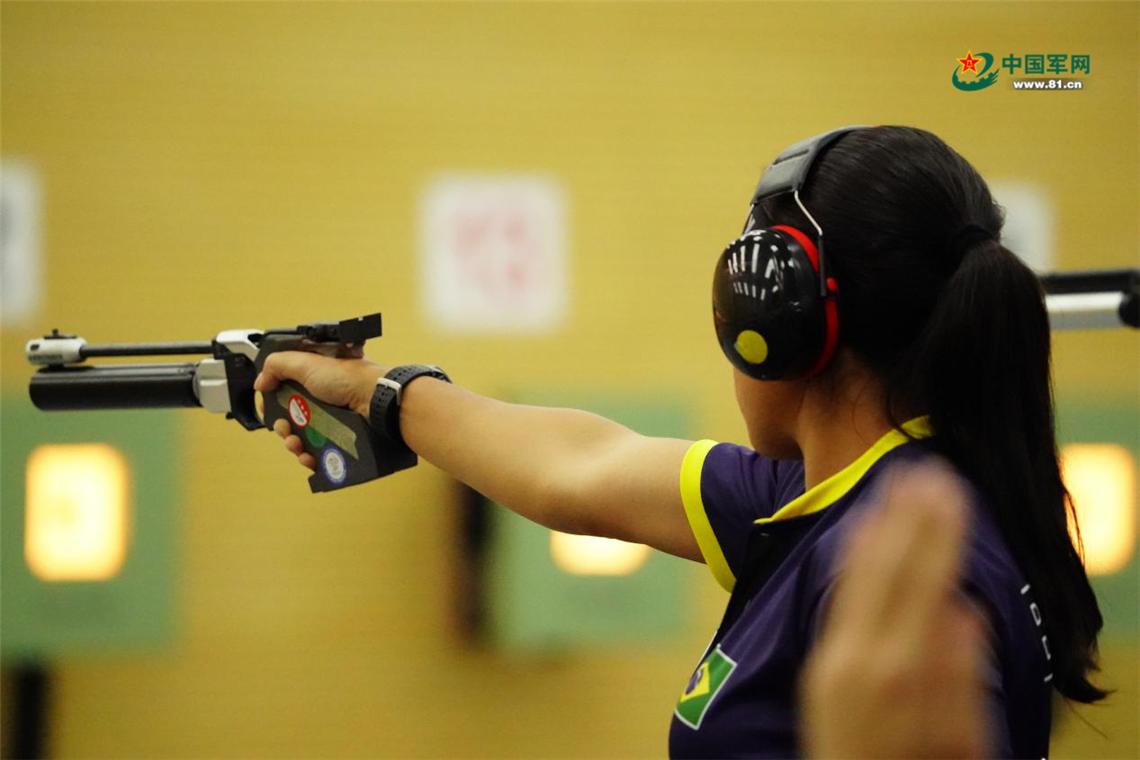 空军五项运动比赛旗开得胜,中国队获女子射击第一