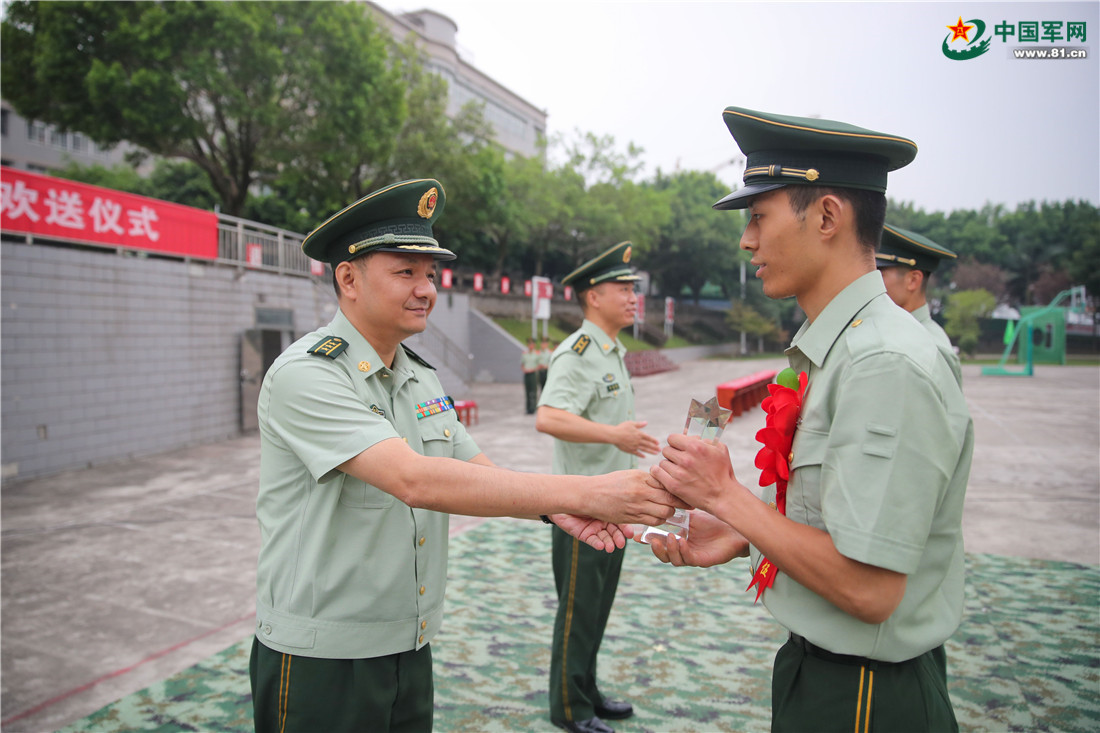 致敬老兵|武警退伍老兵挥泪别军营