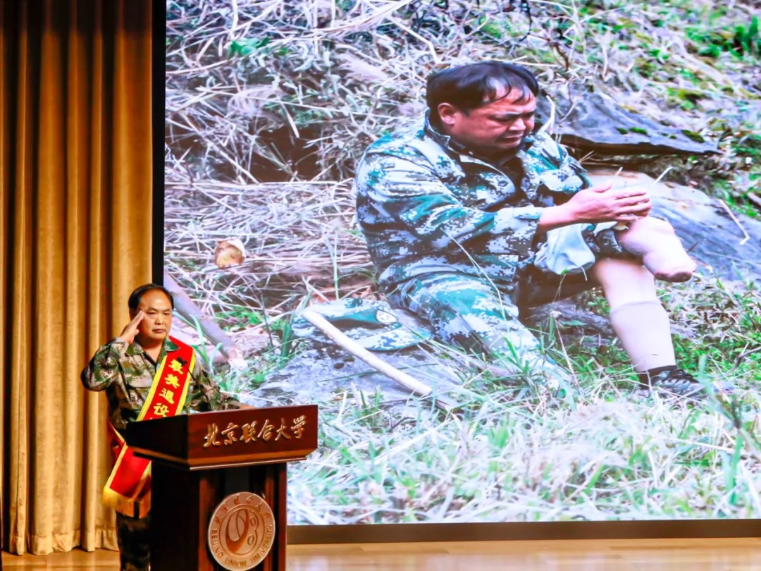 一位是退役不褪色,替烈士赡养父母,尽孝养老的王贵武.