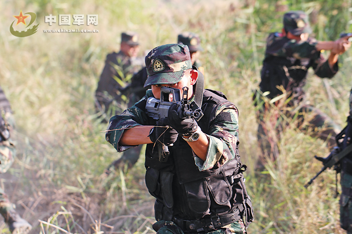 该旅特战八连官兵在演练中  俞鸣海摄