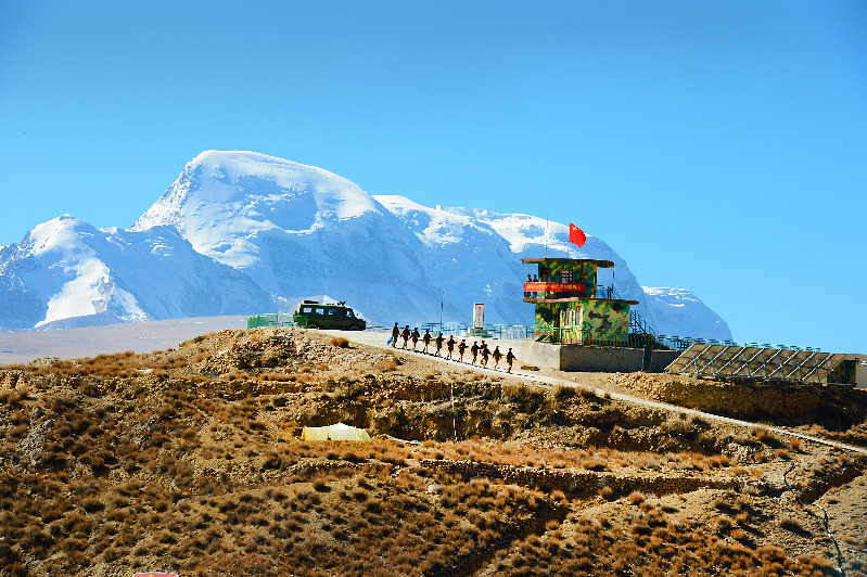 西藏军区岗巴边防营官兵离开哨所,前出巡逻(2012年11月11日摄.