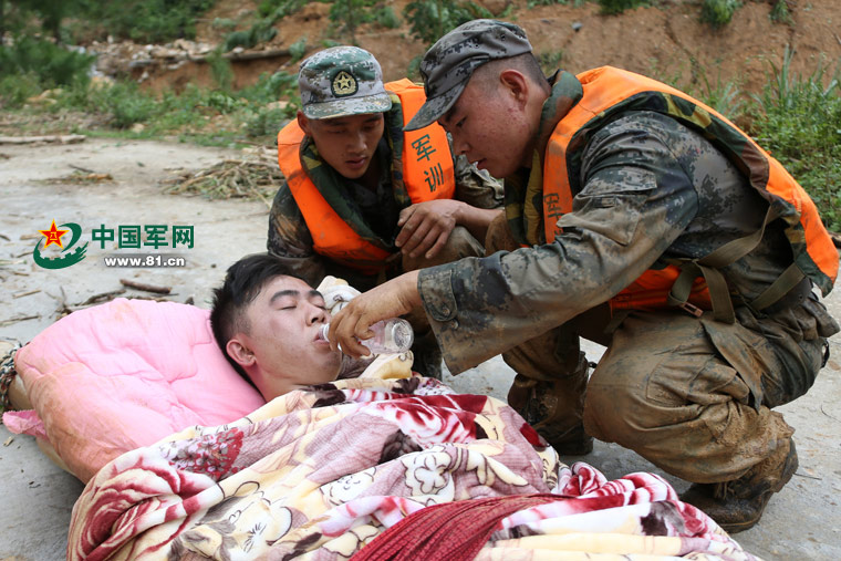 台风肆虐子弟兵翻山越岭火速救援福建南安灾区受伤群众