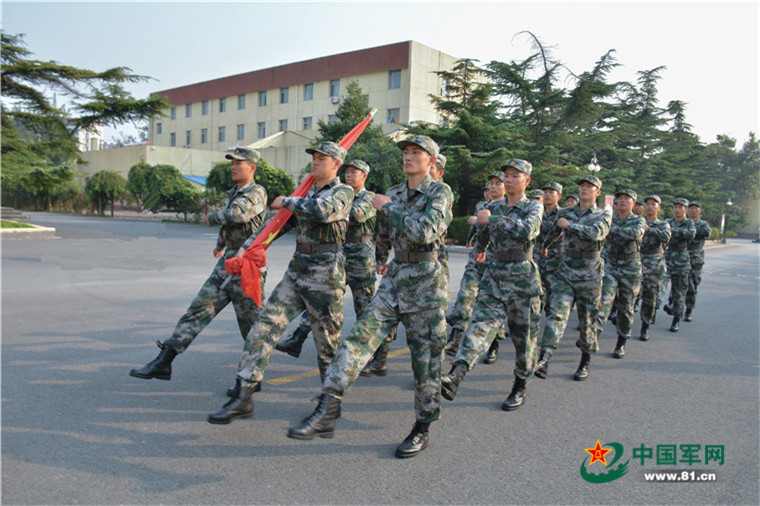 北京卫戍区某警卫团新兵营组织国庆节升旗仪式