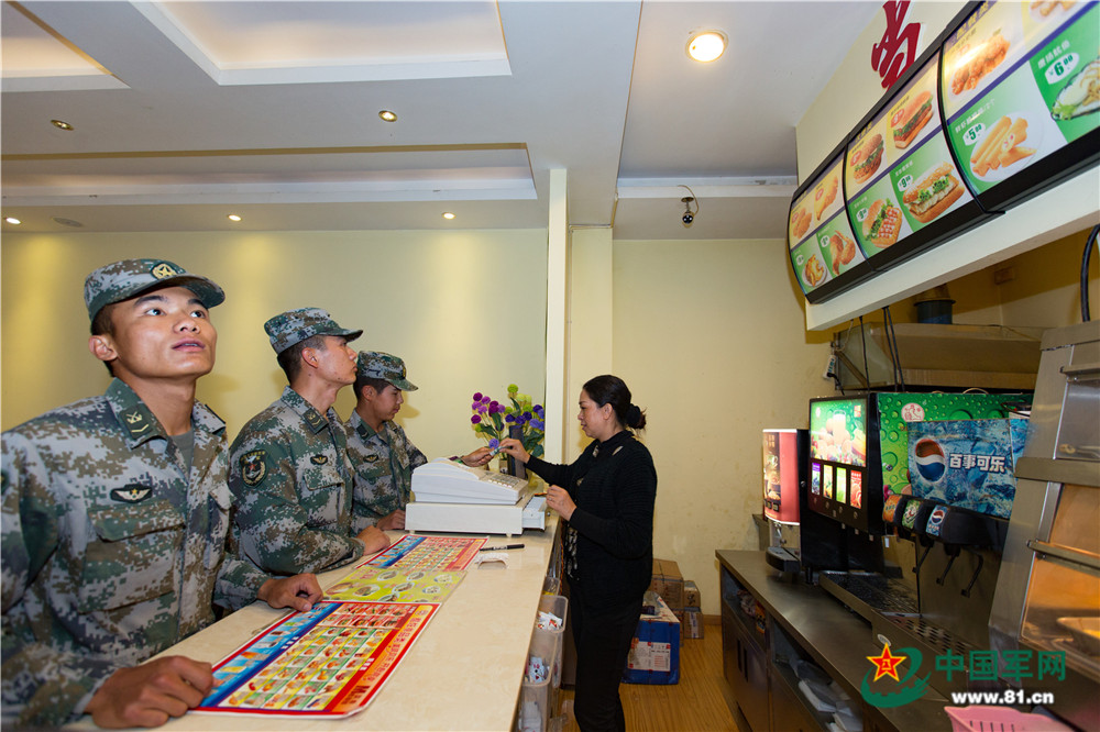 南部战区陆军某旅开设西餐厅,官兵足不出户满足日常消费所需.彭成 摄