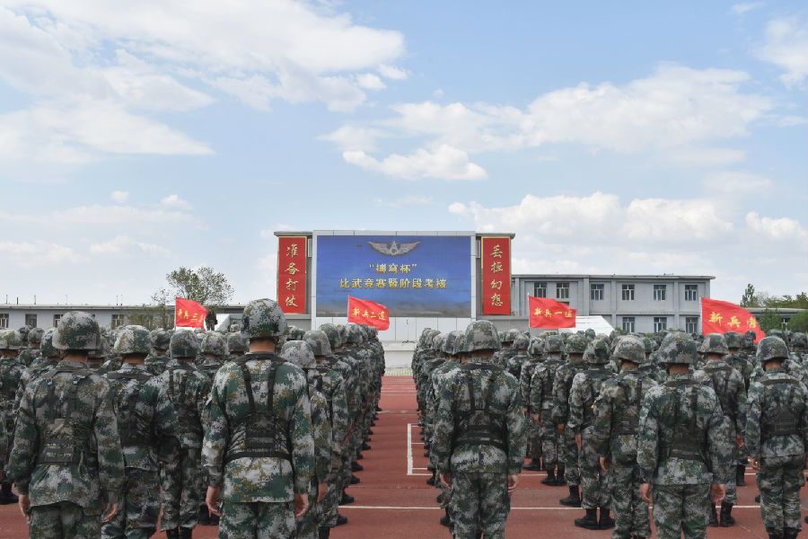 新疆军区某团新兵营开展"搏穹杯"比武竞赛