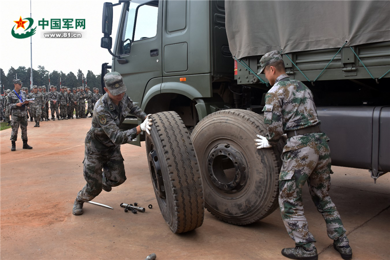 来一场体能与技能的比拼看汽车兵的速度与激情