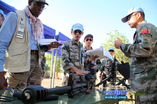 联马团装备核查组正在核查步战车配套机枪。