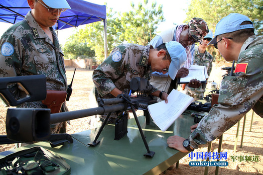 联马团装备核查组正在核查新型狙击步枪。