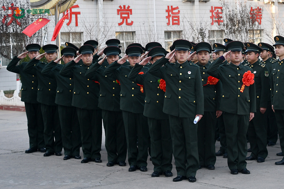 伴随着庄严的《中国人民解放军进行曲》,3名战士手擎军旗正步走来