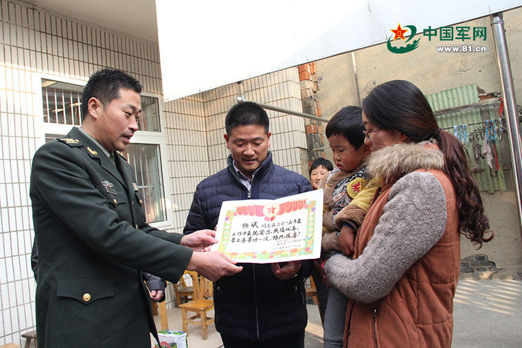 扬州市邗江区人武部进村入户登门慰问一线带兵人