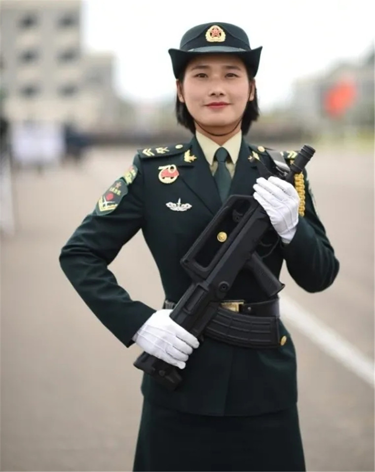 这个两次参加阅兵的女兵真飒!