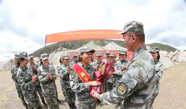 里"转圈跑 不足20平米的房间里 她一圈一圈地绕 为了提高手指灵敏度