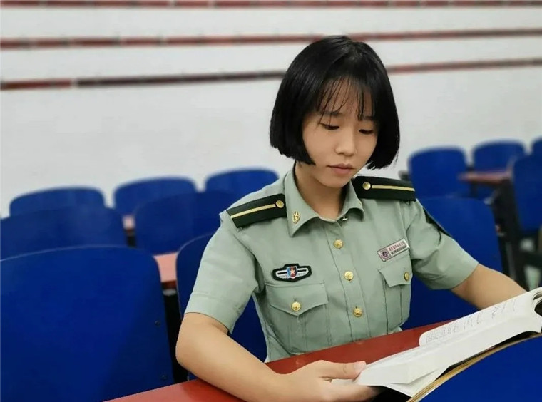 多图预警又a又飒的军校女学员来了