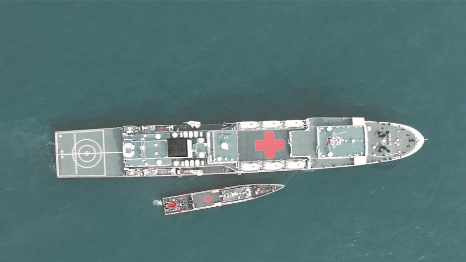 “和平方舟”与某型医疗艇组成编队开展海上联合搜救训练