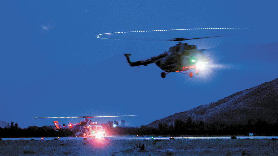 西藏军区某旅组织官兵开展夜间飞行训练