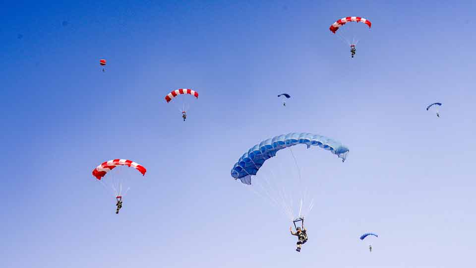 第74集团军某旅联合空军某部开展陌生地域伞降训练