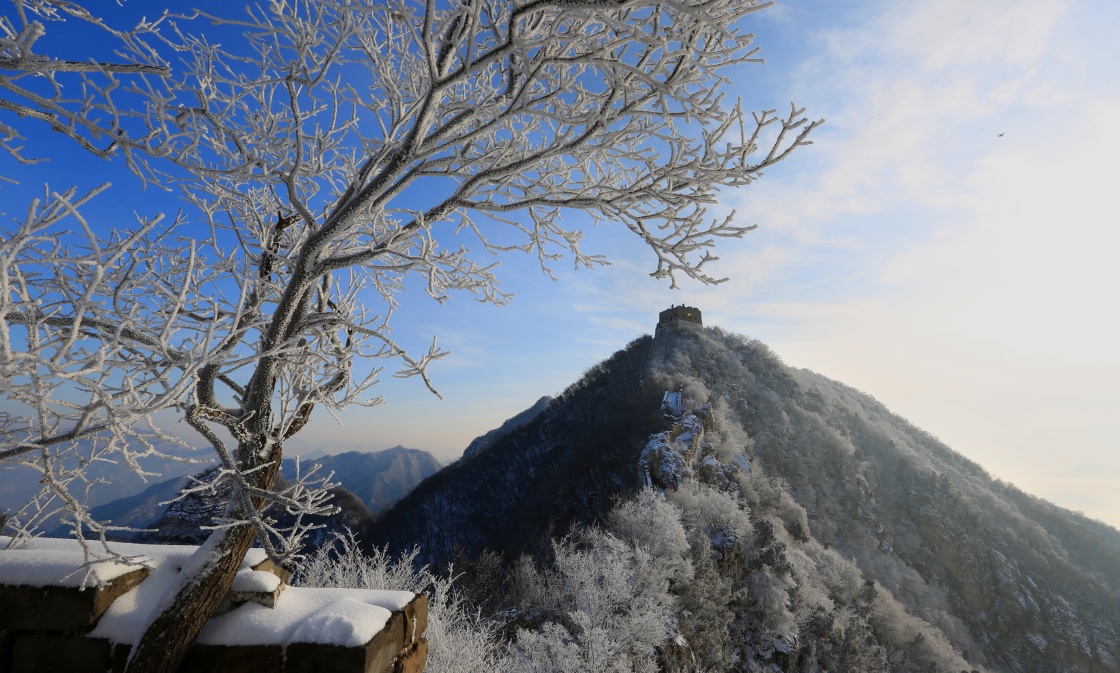 这是11月30日拍摄的北京怀柔箭扣长城雪景.