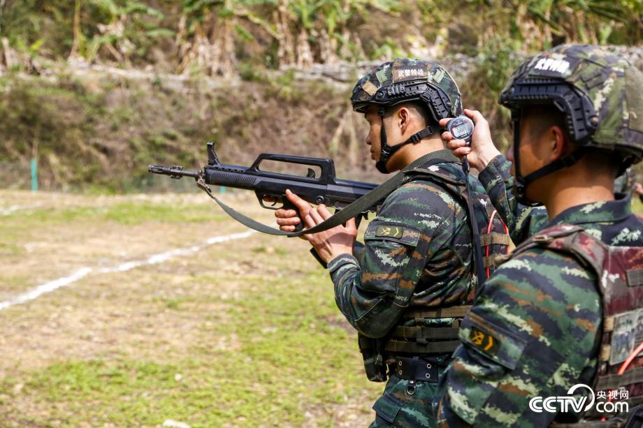 实弹射击练就"神枪手" 来源:央视网 作者:奎子清 发布:2021-03-19 13