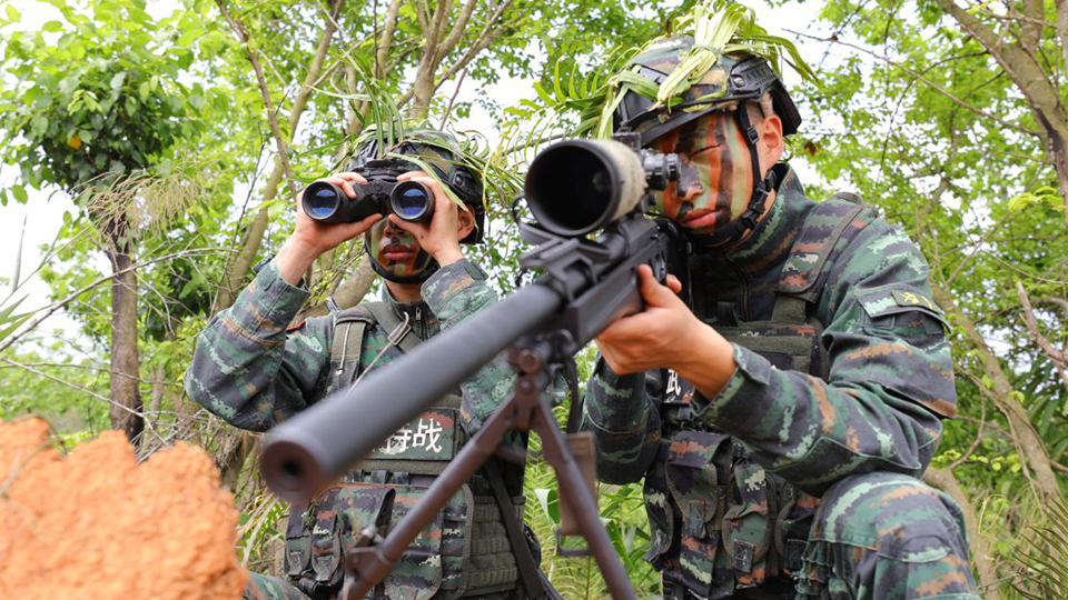 广西梧州：直击武警特战队员密林追击现场！