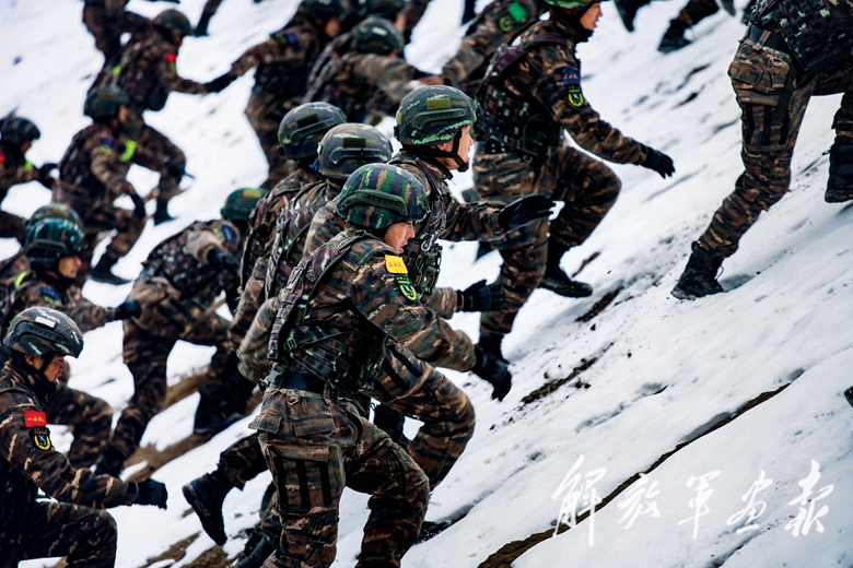 武警新疆总队某机动支队特战队员"魔鬼周"极限训练见闻