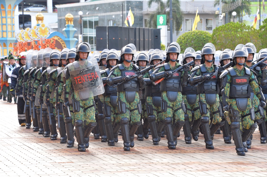 文莱举行大型阅兵游行庆祝建国34周年