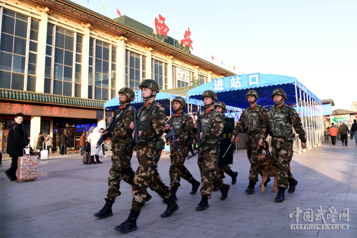 武警西安支队官兵为春运保驾护航