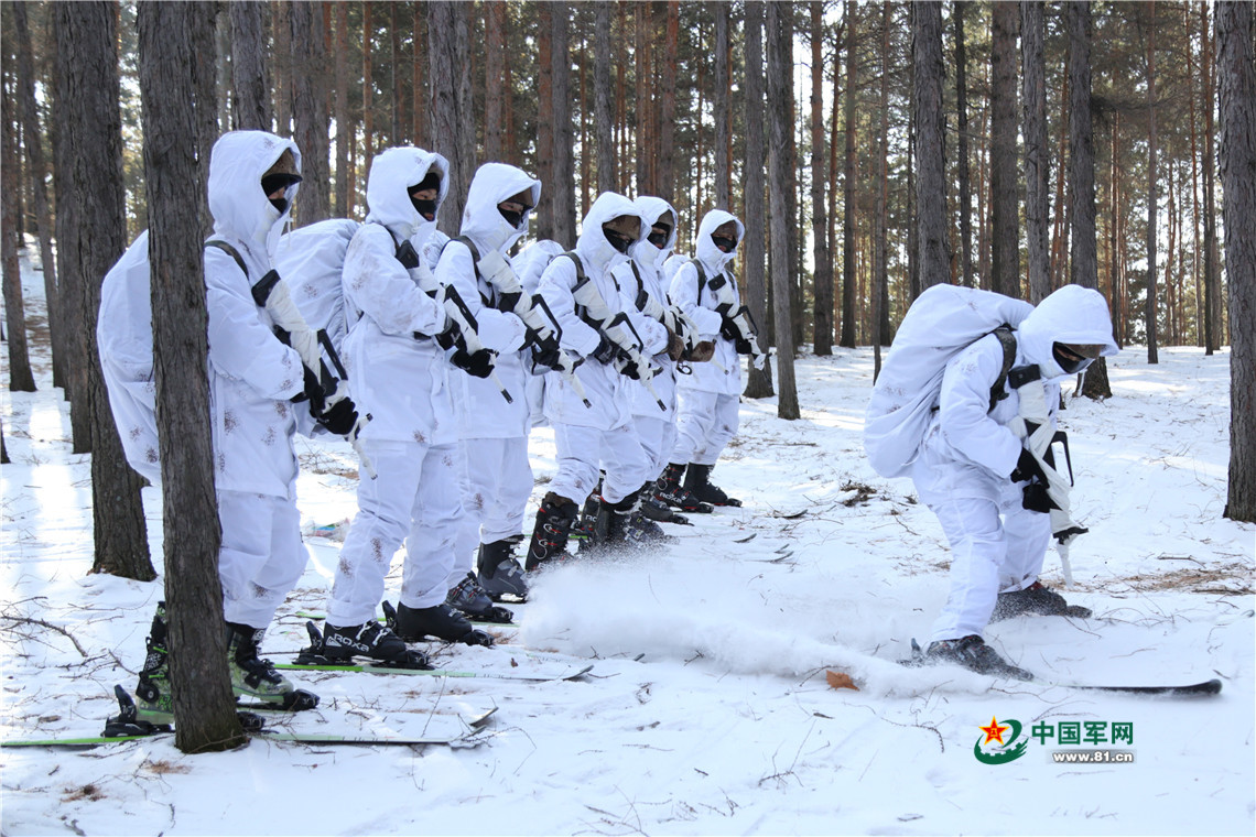 冬训来了特种兵完美诠释雪上飞