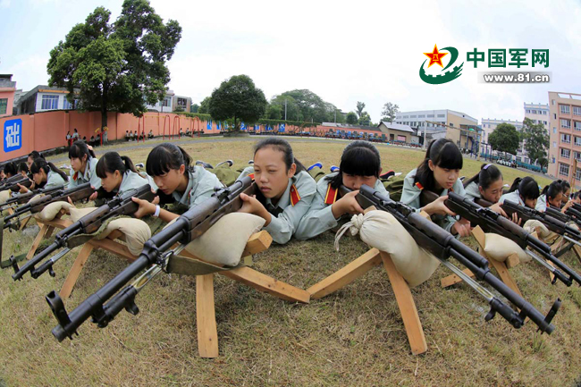 8月23日,广西柳州市融安县高级中学学生在操场进行步枪瞄准射击训练.