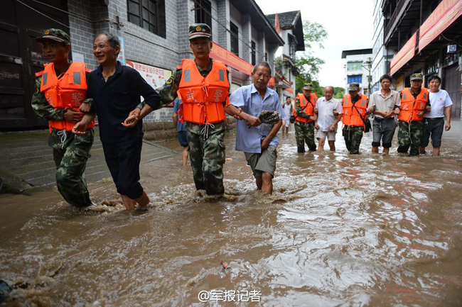 武警官兵赶赴重庆受洪灾地区抢险救援