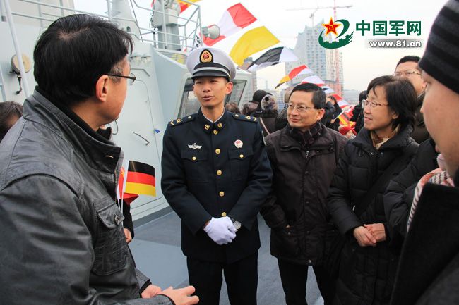 中国海军舰艇编队访问德国 华人华侨登舰合影