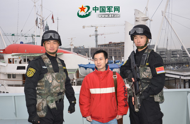 中国海军舰艇编队访问德国 华人华侨登舰合影