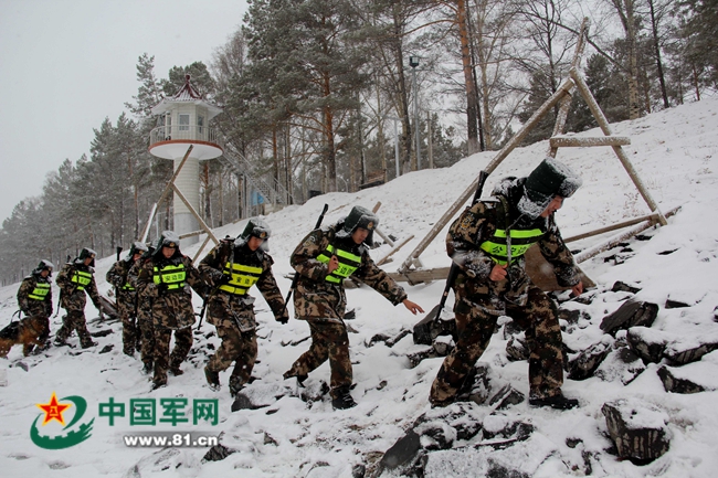 黑龙江边防官兵风雪中守护边境一线