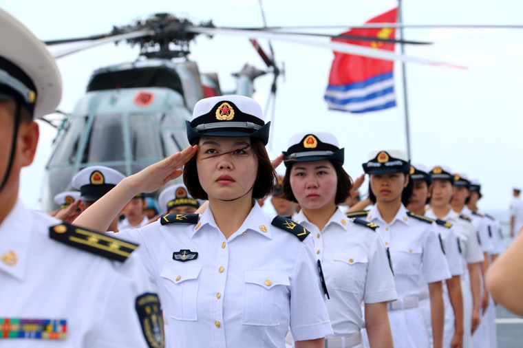 海军井冈山舰官兵在南海战备巡逻中迎来新年 - 中国军
