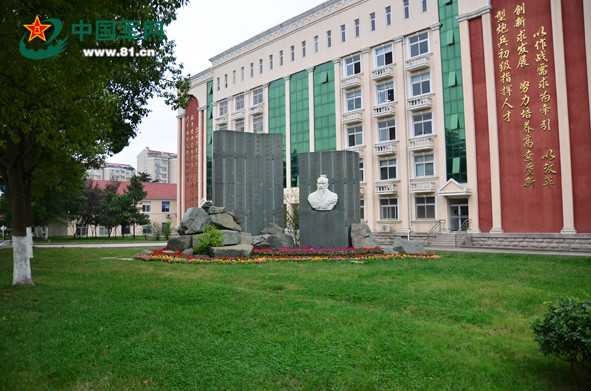 南京炮兵学院是由炮兵指挥学院与炮兵学院南京分院合并组建而成