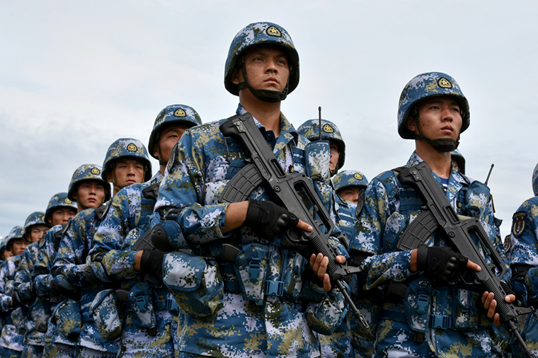 中国人民解放军海军陆战队战士参加联合训练开幕式.