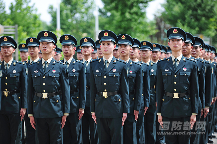 身着新式春秋常服的火箭军士兵.陈双维 摄